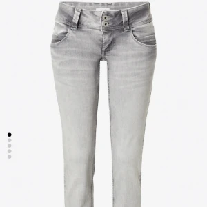 Pepe jeans Venus  - Säljer mina super fina pepe jeans(29/32) då de är lite för stora i midjan. De är i jättefint skick, har sprättat upp längst ner(sista bilden) så att de ska bli längre men jag tyckte bara de blev snyggare!! Innerbenslängd: 80cm Midjemått: 40x2 cm
