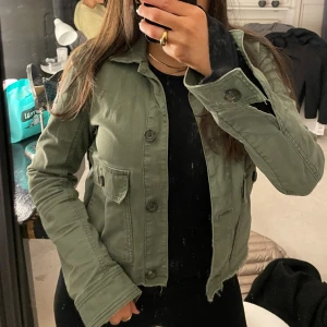 Vårjacka hollister - Grön vårjacka från hollister, jackan har inga defekter och är som ny. Ord pris 500kr