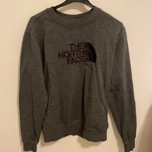 The North Face tröja - Snygg The north face tröja i grå. Tröjan är i fint skick. Storlek M. Hör av dig vid frågor