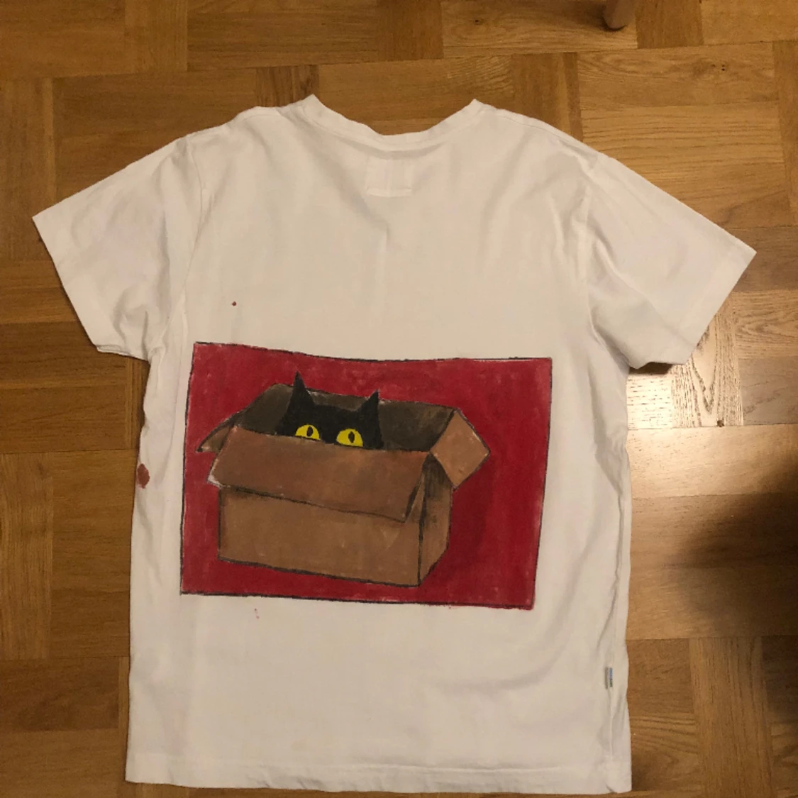 T-shirt med tryck på ryggen