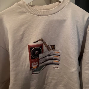 Drole de monsieur tröja - Italienskt märke, Nyskick, storlek S men passar nog liten M oxå, lite mer baggy/loose fit, nypris 2000 kronor mitt pris 580 kr