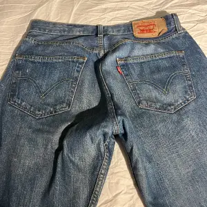 Jätte snygga Lågmidjade bootcut jeans från Levi’s. Perfekt längd för mig som är 168 cm!