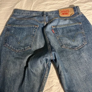 Low bootcut Levi’s jeans  - Jätte snygga Lågmidjade bootcut jeans från Levi’s. Perfekt längd för mig som är 168 cm!