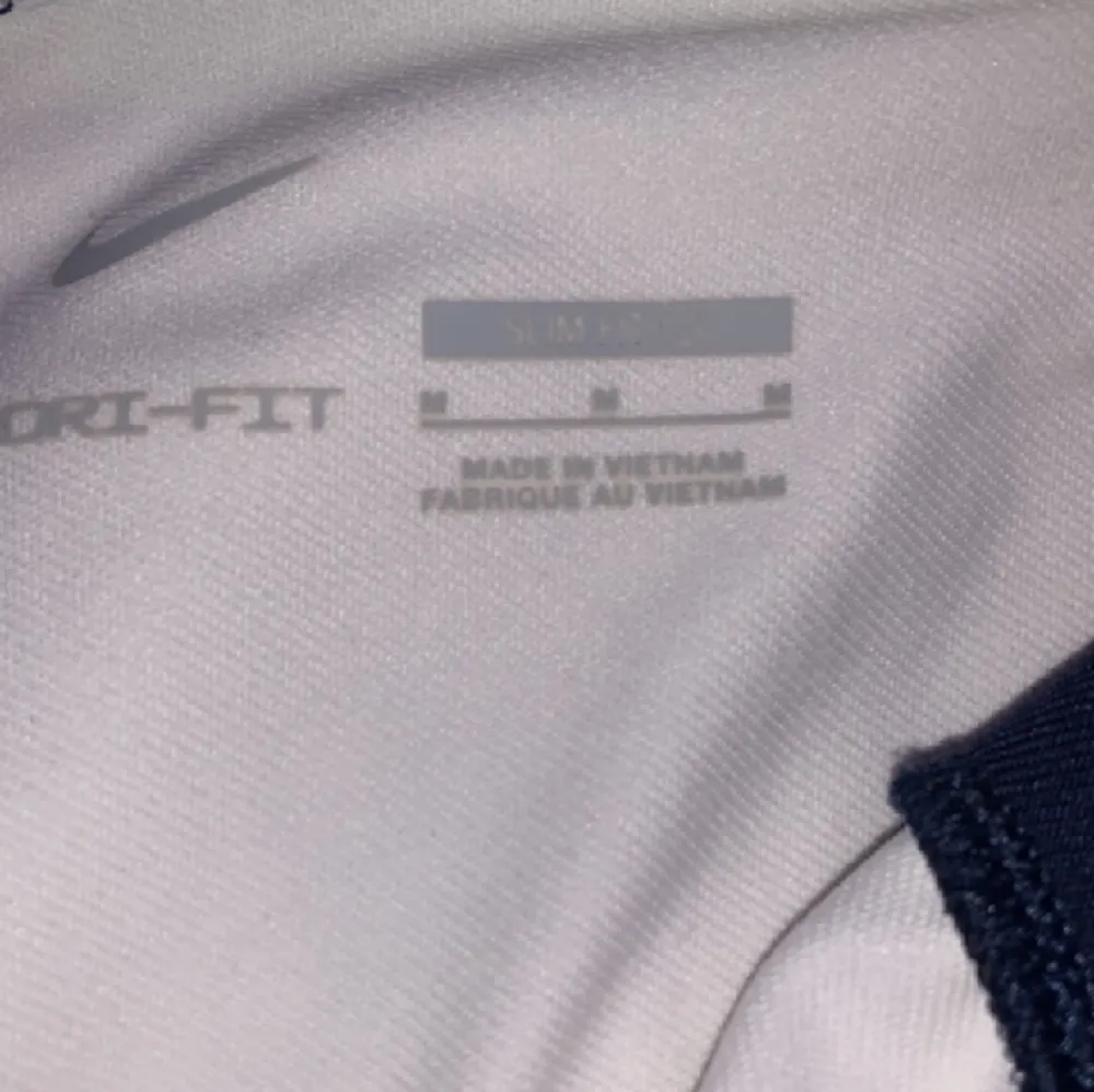 Säljer min PSG tröja, använder inte alls längre och vill helst bara bli av med den! Nypris: 699kr Skick: 9/10 - Inte använd mycket alls.. Hoodies.