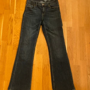 Jeans  - Vanliga lågmidjade jeans som är jättefina tyvärr för små för mig. Det är inga effekter eller nåt på dem. Skriv vid frågor ❤️