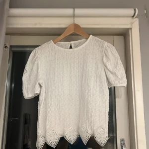 Blusaktig  - Jag säljer denna zara tröja eftersom den inte används. Den är i bra skick och använd 2 gånger. 