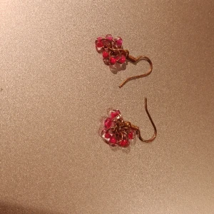 Rosa örhängen  - Söta örhängen med rosa pärlor. Endast testade. Skriv om det finns någon fråga 💗