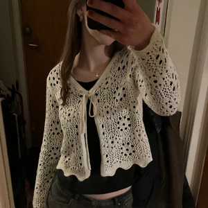 Söt virkad kofta 🎀 - Söt virkad kofta från only 🎀  använd  få gånger så i fint skick, lite smått nopprig men inget som märks av 💕 storlek s, men skulle snarare säga xs 💘 100kr+frakt 🦋
