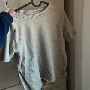 Topp - Fin topp från vila med slit på bege sidor. Inga defekter alls då den inte kommit till användning. Finns inte o köpa i butik