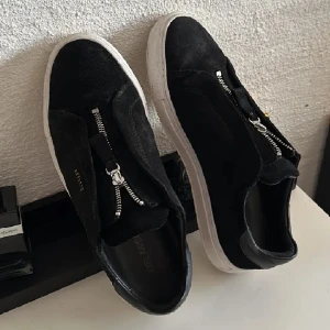 Arigato clean 90 Zip - Säljer mina ass feta arigatos för att jag nu köpt nya. Tungan vid skrorna är lite sönder, men de syns inte.Box,kvitto och dustbag medföljer.  Skriv om fler frågor💣🔥  Pris kan diskuteras.  Tvättar innan jag skickar dom!