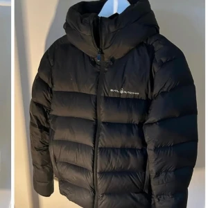 Dunjacka - Säljer en jättefin dunjacka ifrån Sail Racing i topp skick! Säljes pga ingen användning för den. Nypris 3995kr men säljes för 1699kr. skick 9/10