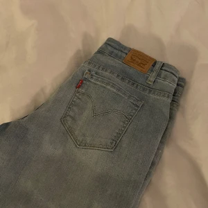 Levis jeans, skinny och lågmidjade - Levis 711 SKINNY, nyskick! Aldrig använda utan bara testade. Dem är lågmidjade och går att spänna in i midjan. Storleken är lite oklar, jag är 164cm och dem passar mig bra. Säljer dem för 100kr, frakt tillkommer💖