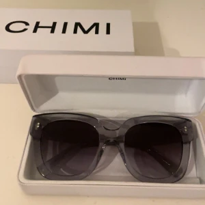 Chimis - Säljer dessa as snygga chimis i modellen 08 som är slutsåld överallt. Köptes förra sommaren från chimis hemmsida! grå/blå och passar superbra till allt. Nypris 1250kr🤩 Fodral följer med! TRYCK GÄRNA PÅ KÖP NU