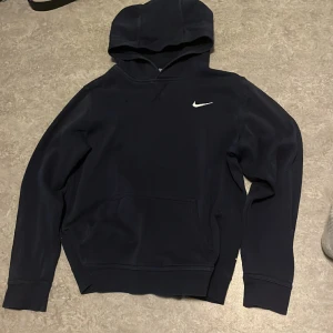Marinblå Nike hoodie - Marinblå nike hoodie sitter som en XS 