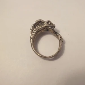 orm ring - orm ring i okänt metall. jättefin!