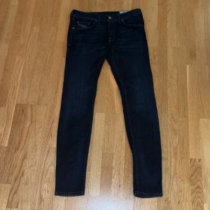Diesel jeans  - Säljer ett par diesel jeans i bra kvalitet  Knappt använda  32/34 Hör gärna av vid frågor  Pris kan diskuteras 