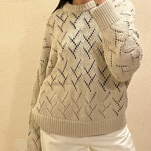 Beige vit sweatshirt - Sweatshirt från weekday, knappt använd