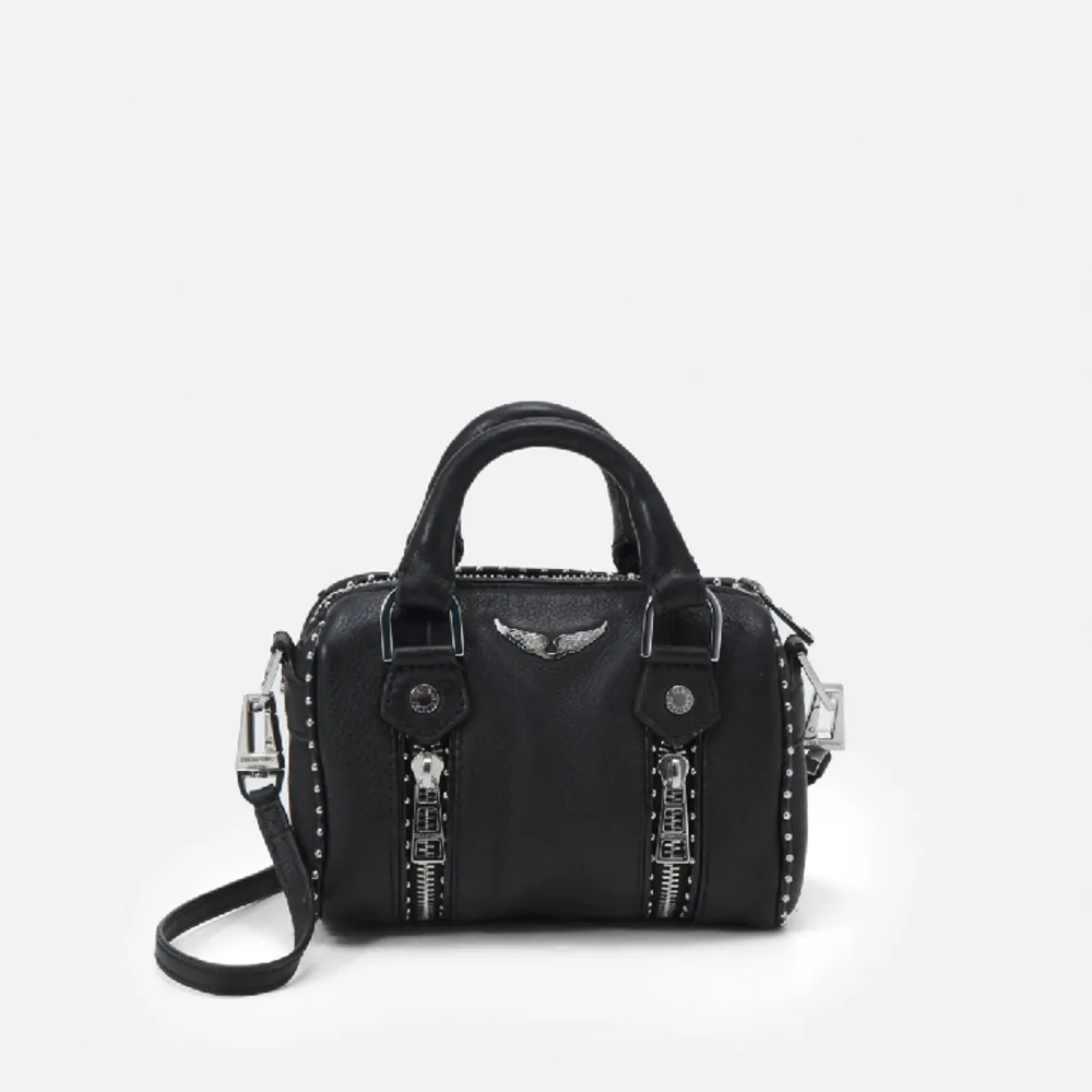 Säljer denna  Zadig väska i modellen Sunny nano, skriv privat för fler bilder 💓. Väskor.
