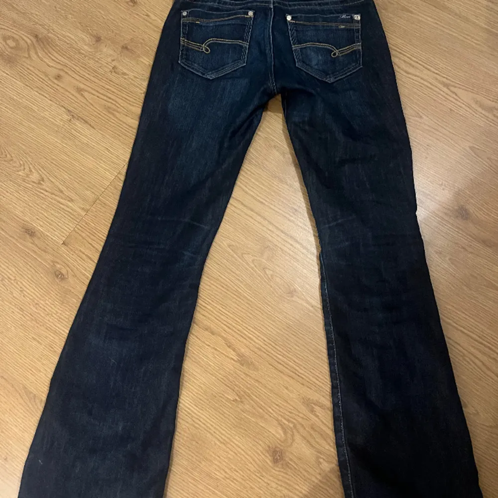 Säljer dessa lågmidjade jeansen med snygga fickor!🤩 midjemått: 36 (storlek 26 i midja) innerbenslängd: 77cm. Jeans & Byxor.