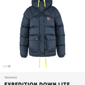 Fjällräven jacka - Storlek: M Marinblå Säljer pga jag har en likadan i svart  Nya modellen Orginalpris: 6999kr 