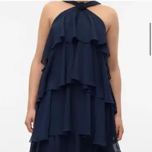 Säljer denna jättefina och populära klänning från Felicia Wedins kollektion för vero moda💗