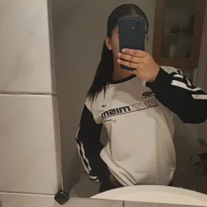 Tröja med tryck - Aldrig använd, lite för liten på mig 