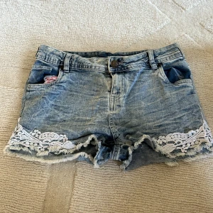 Snygga jeans shorts med spets kanter i stl M - 💓💓💓