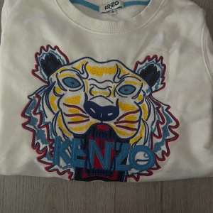 Kenzo tröja - Kenzo tröja i strlk S. Säljer pågrund av att den inte kommer till användning. Den är i nyskick o endast använd ett fåtal gånger. Skriv för fler bilder eller frågor 💕