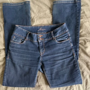 bootcut jeans🧚🏼‍♀️ - Perfekta lågmidjade bootcut jeans🌺 Väl använda men inga defekter. Passar någon som är runt 160 cm i längden💫💫  ⚠️skriv till mig innan du trycker på köp nu!