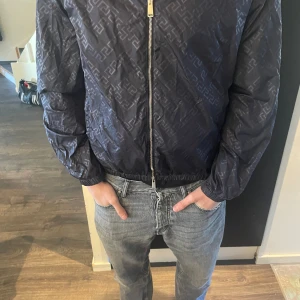 Versace jacka - Windbreaker från Versace strlk M  Nypris ca 20000kr Använd typ 3gånger