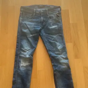 Ett par skit snygga Replay jeans i storleken 29:32. Fantastiskt skick (8/10), modellen anbass | Mitt pris 600kr (diskuterbart) |