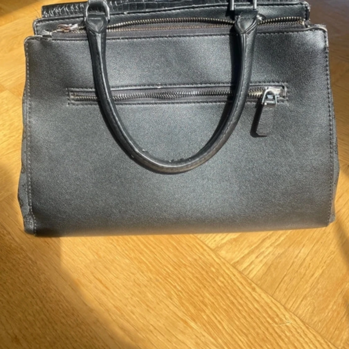 Guess handväska  - 90