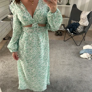 Klänning - Säljer denna oanvända klänning med prislapp på. Finns inte kvar att köpa på internet. 