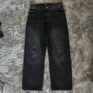 Grå Vicinity jeans - Jeansen är endast använda 2 gånger och är i nyskick.  Jag är ca 182 cm lång och väger ca 67kg och de passar mig bra både på längden och i midjan.  Meddela vid frågor eller fler bilder!