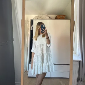 Vit sommarklänning från zara  - Söt vit sommarklänning från Zara  Lite sminkfläckar på insidan av klänningen (inget synligt utanför) därför ett bra pris  Storlek XS