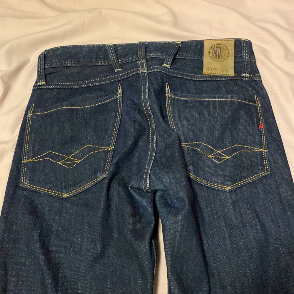 Replay jeans i fint skick passar mig som är 171 men är lite för långa priset är inte hugget i sten. Jeans & Byxor.