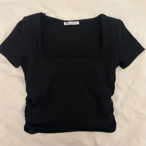 Zara topp  - Basic topp från Zara som endast är använd några fåtal gånger! Tröjan är i stolek S och säljs för 70kr +frakt💓