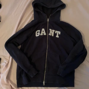 Gant kofta - Fin mörkblå gant kofta som jag inte använder längre. Den är inte för lång och den slutar precis nedanför midjan. Skriv om du har frågor🫶🏻