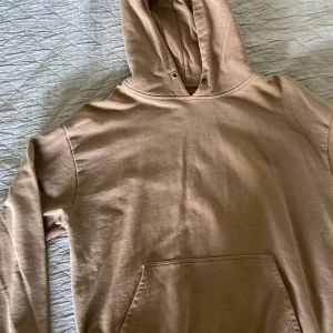 Brun hoodie - Brun hoodie i nyskick. Pris kan diskuteras.