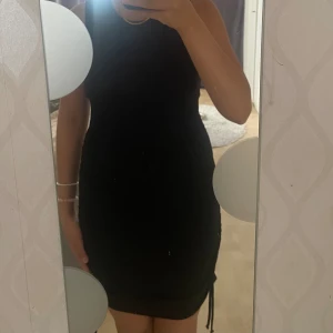 Klänning  -  snygg svart sommarklänning som är använd ett par gånger men ser helt ok. ut på sidan går det att justera längden  om man vill det, är köpt från HM 