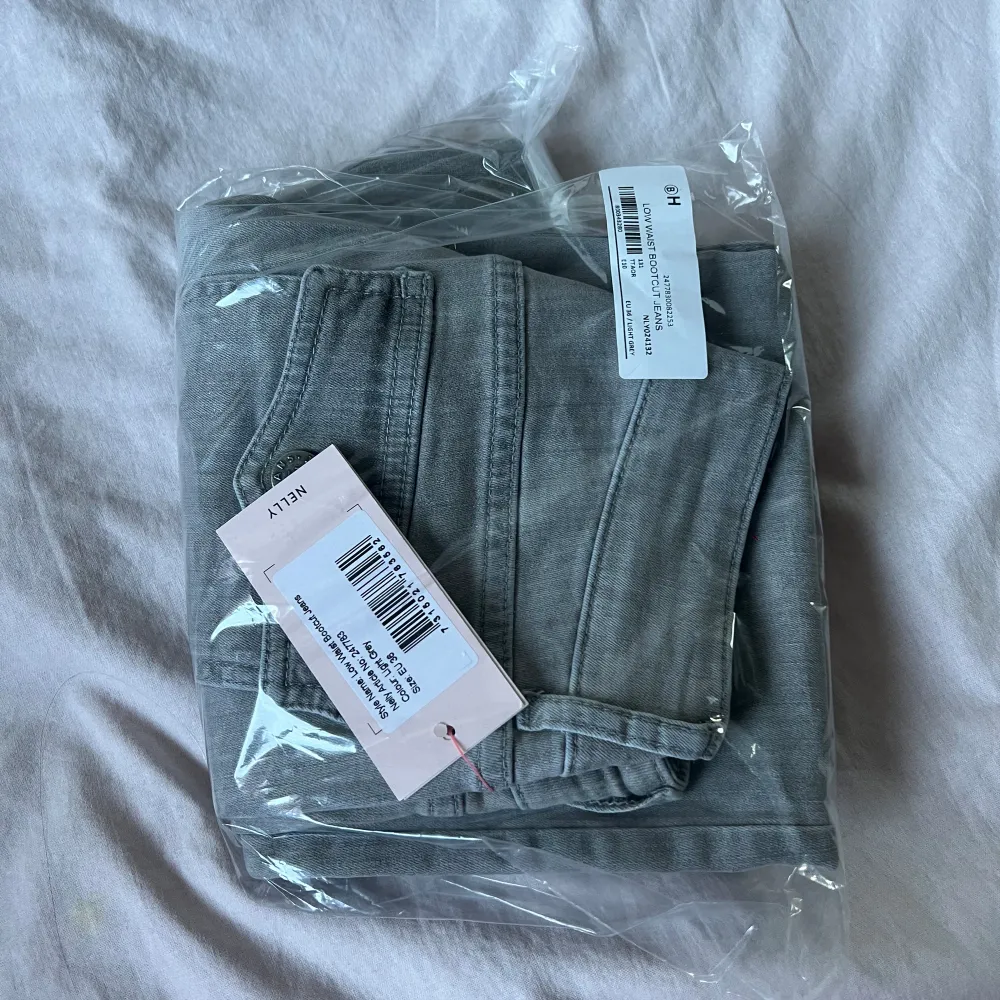 Säljer dessa populära lowrise jeans från Nelly som är helt slutsålda i storleken. Helt nya endast provade🌸. Jeans & Byxor.