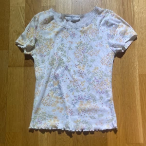 blommig t-shirt med spets - nyskick köpt i new york 