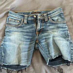 jeansshorts - Nudie Jeansshorts storlek 25 i midjan