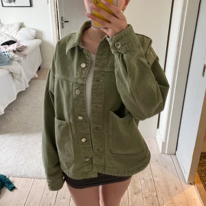 Grön jeansjacka - Helt oanvänd jeansjacka från zara👐 super super fin till sommaren!
