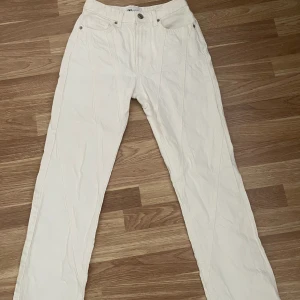 Zara, mid waist vita jeans  - Storlek 34, använda ett fåtal gånger, bra i storlek men möjligt vis lite tajt runt midjan, Jag är 164 cm och har vanligtvis 34/36, priset är förhandlingsbart vid snabb affär