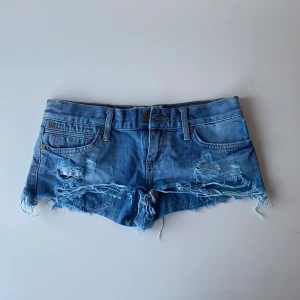 Jeans shorts - Jätte snygga lågmidjade jeansshorts. De är köpta här på plick, men jag säljer de för de var tyvärrr för små😭. Midjemåttet är 39. Skriv gärna om ni har frågor.🌸