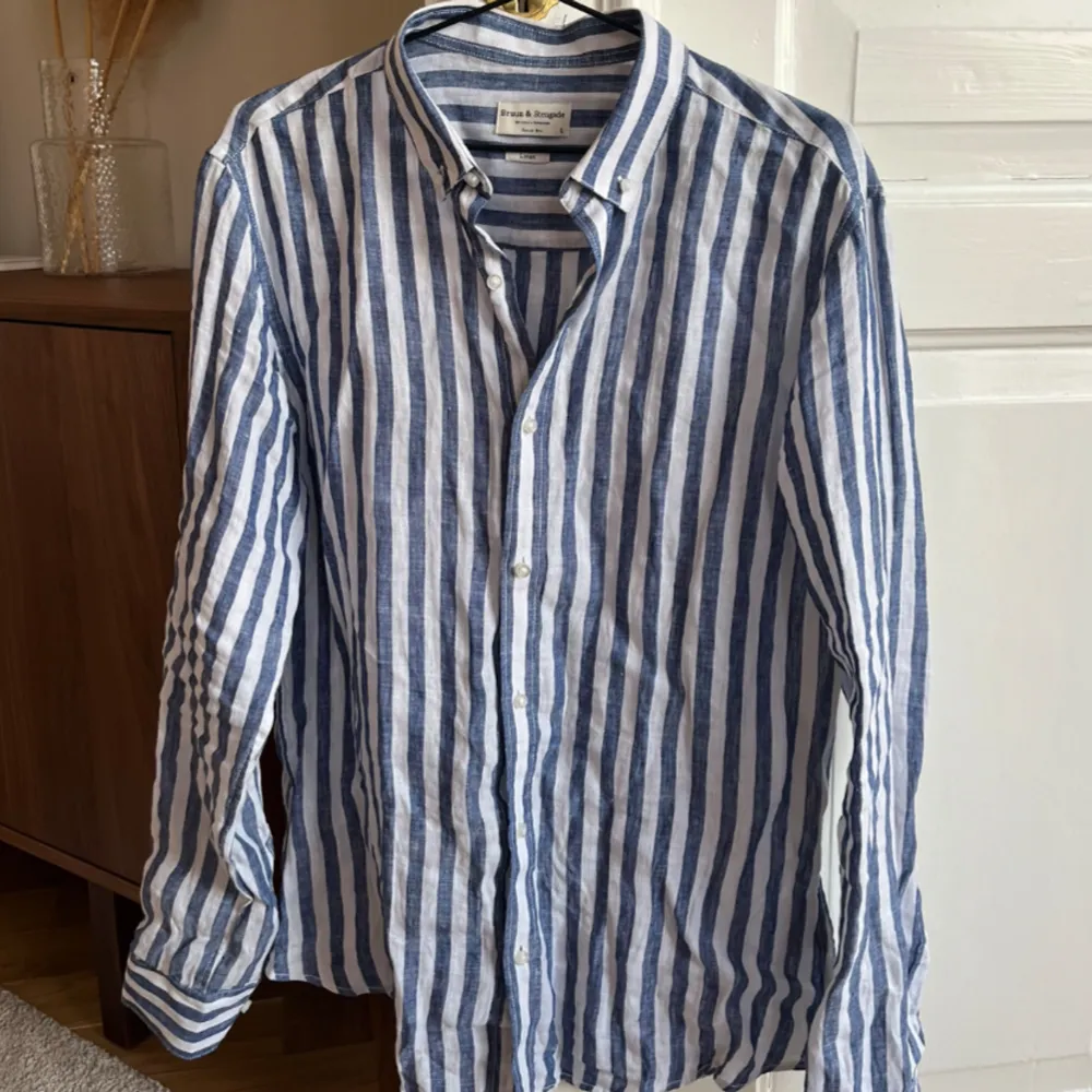 Säljer oanvänd linneskjorta i storlek L från märket Bruun & Stengade. Perfekt till sommaren. Pris kan diskuteras!. Skjortor.
