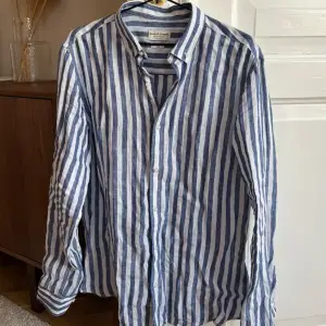 Säljer oanvänd linneskjorta i storlek L från märket Bruun & Stengade. Perfekt till sommaren. Pris kan diskuteras!
