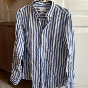 Linneskjorta  - Säljer oanvänd linneskjorta i storlek L från märket Bruun & Stengade. Perfekt till sommaren. Pris kan diskuteras!