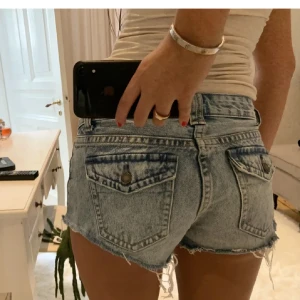 Jeans shorts lågmidjade  - Shorts från pull and bear.  Använda vid 1-2 tillfällen, i toppen skick.  Passar någon med Xs-Xxs i storlek.  Inte mina bilder, men det är precis likadana shorts!